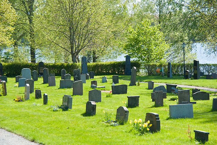 kyrkogård med gravstenar